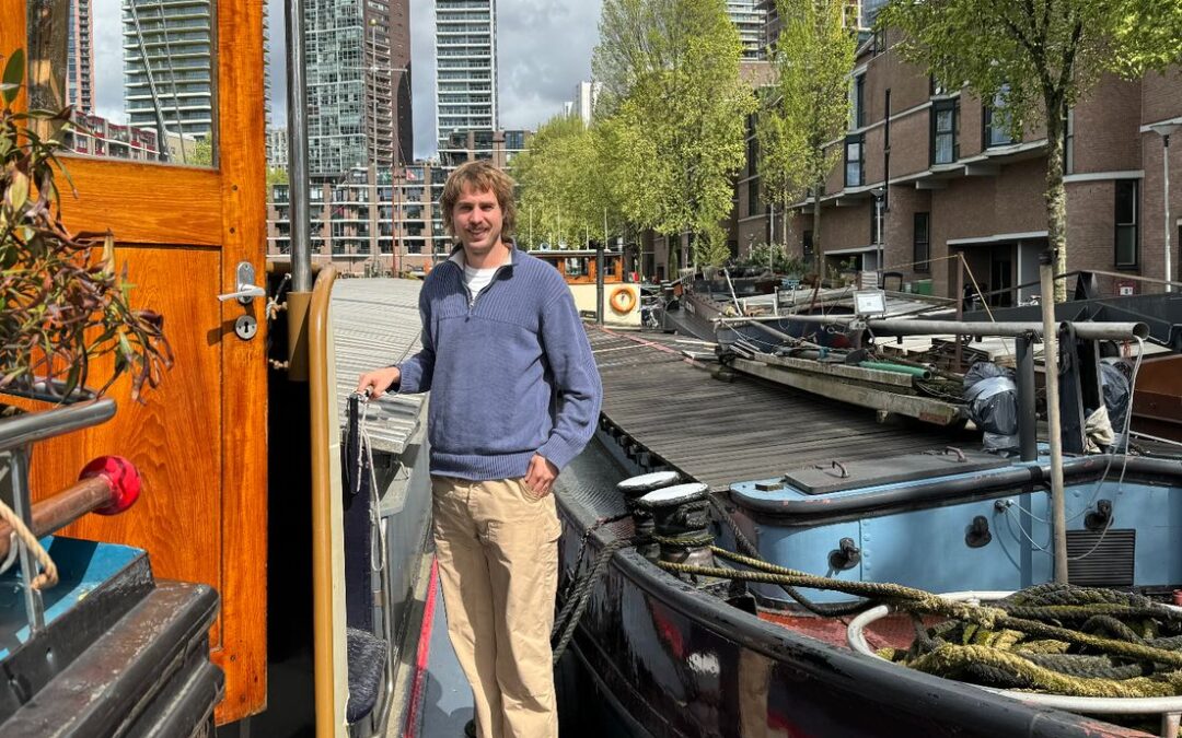 Ton woont met zijn 1.93 m op een binnenvaartschip in Rotterdam