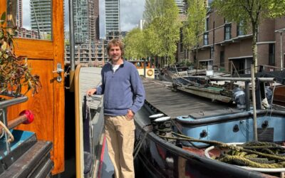 Ton woont met zijn 1.93 m op een binnenvaartschip in Rotterdam